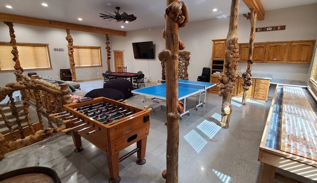 Cabin on Creek W/fire pit close to Ski, boat, fishing, Hike with large game room