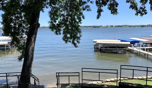 Cabin on East Lake w/Boat Hoist