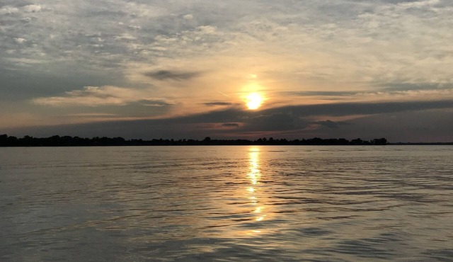 Cabin on Lake Madison! 100 ft of shoreline, walking distance to Hillside Resort!