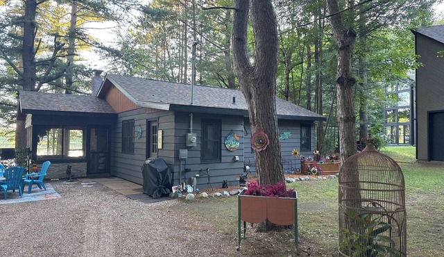 Cabin on lake . Pet friendly