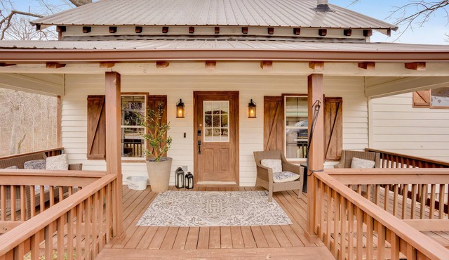 CABIN ON LAKE W/KAYAK, PADDLE BOAT, FIRE PIT, ARCADE & WIFI AT BASE OF MOUNTAIN