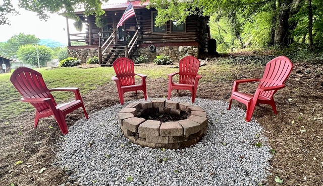 Cabin on Main- Cozy Downtown Burnsville!