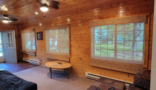 Cabin on Norway Lake, 2 bedroom/sleeps 6