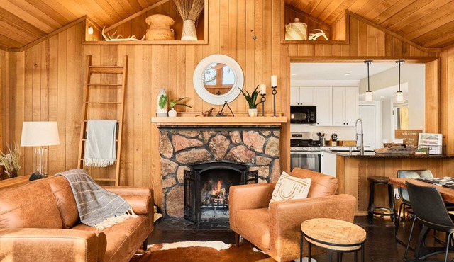 Cabin on Pikes Peak w Hot Tub, Fireplace, Fast Wifi!