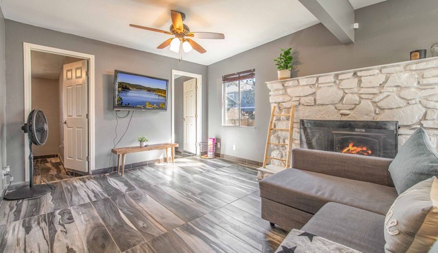 Cabin on Sixth - Warm and Modern