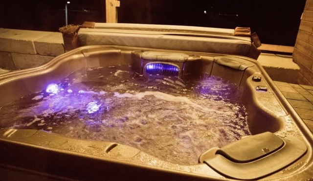Cabin on the Bluff with Hottub