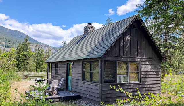 Cabin on the Creek - stream side Mazama retreat