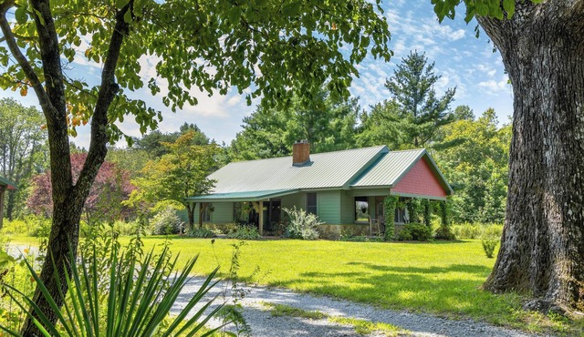 Cabin on the Crook: private, pet friendly residence alongside a nature preserve