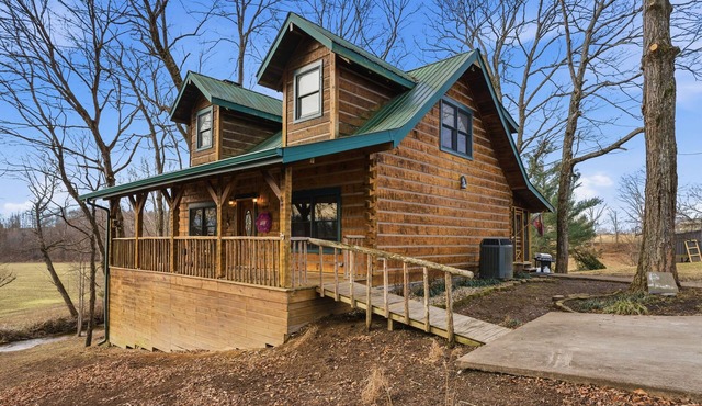 Cabin on the Hill Near Lake Cumberland w/Hot Tub