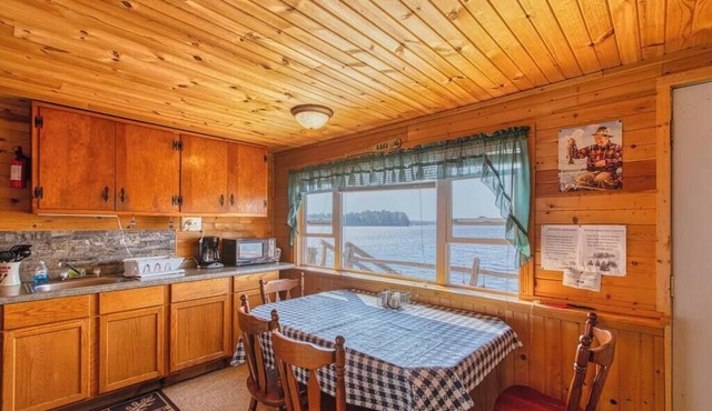Cabin on the Lake - 4-Beds - Open for Hunting/Rifle Season - Pets Ok