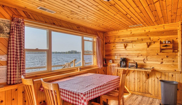 Cabin on the Lake w/6-Beds - Open for Hunting/Rifle Season - Pets Ok