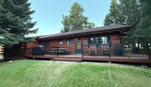 CABIN ON THE RIVER - 2 BR W/LOFT 20 miles from NE entrance of Yellowstone