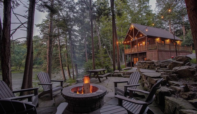 Cabin On The River | Dream Fire Pit, Bikes + Kayaks!
