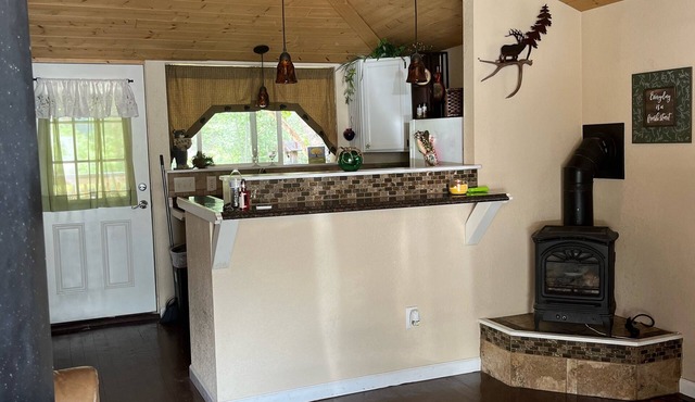 Cabin on the river with private balcony 5 min to Estes park with hot tub nice!