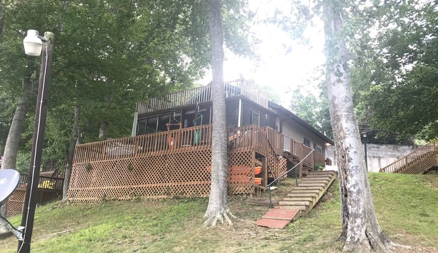 Cabin on the water of Lake Malone