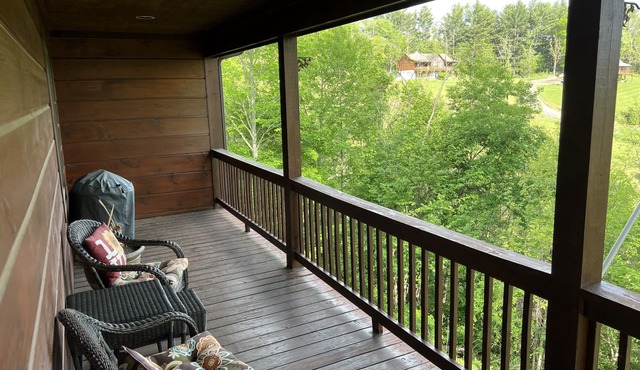 Cabin on topof the mountain great views hot tub game room and more!