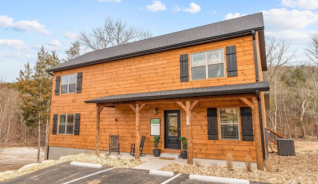 Cabin'Opoly: Game Themed Lodge in Tall Timbers Wet Bar Hot Tub Free Tickets