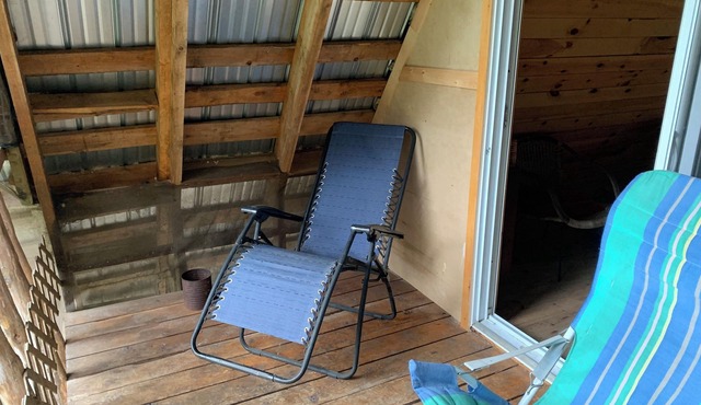 CABIN overlooking pond + HIKING to waterfalls & lookouts (completely off-grid)