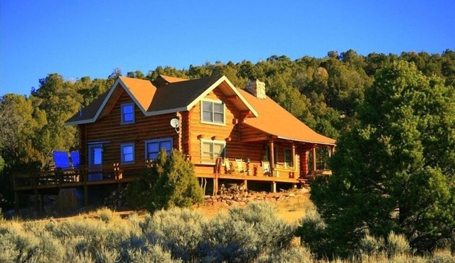 Cabin overlooks Moab and appeals to folks wanting to experience peace & quiet.