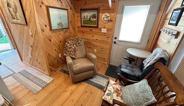 Cabin peace and cozy on Tay Trail Georgian Bay, Ski/Snowboard/Snowmobile/Walks