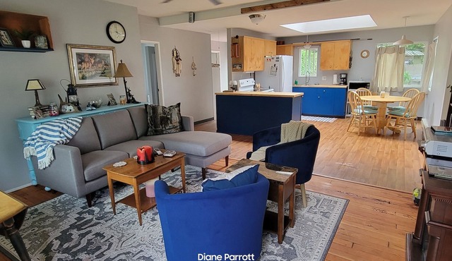 Cabin, remodeled, 3 bedrooms,1 blk to Mason Lake with views of Olympic Mtns.