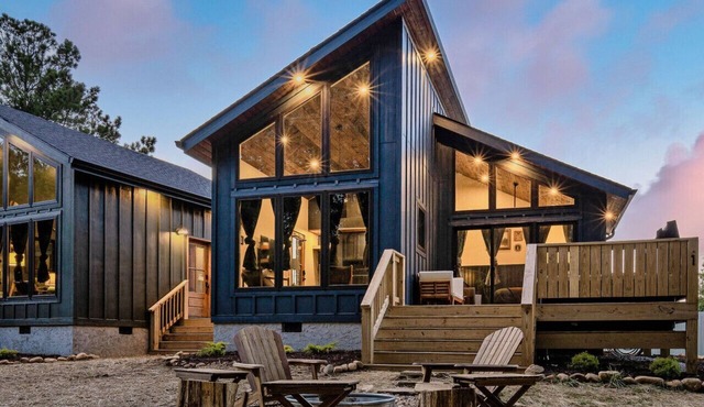 Cabin Retreat w/Sauna, Hot Tub, Fire Pits & Golf!