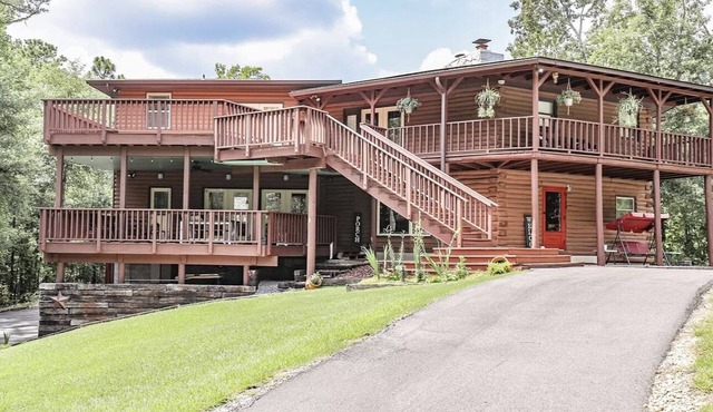 Cabin Retreat 10 min to the Casino & Downtown Water Park White Water Rafting!
