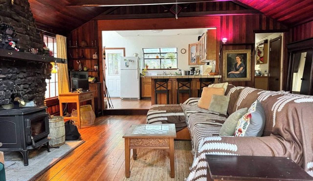 Cabin Retreat! 2-BR w/PVT Deck in Camp Meeker