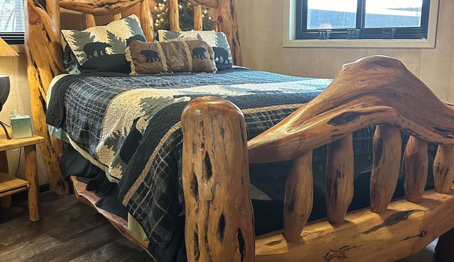 CABIN RETREAT-Great HUNTING LODGE! Escape the heat. 3 story treehouse! Hot tub!