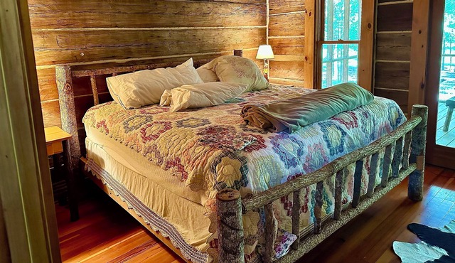 Cabin retreat, large deck, firepit, bbq, pond, fishing,