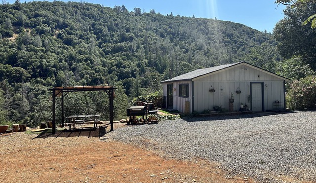 Cabin Retreat near whitewater rafting & nature hiking, apple hill & main street.