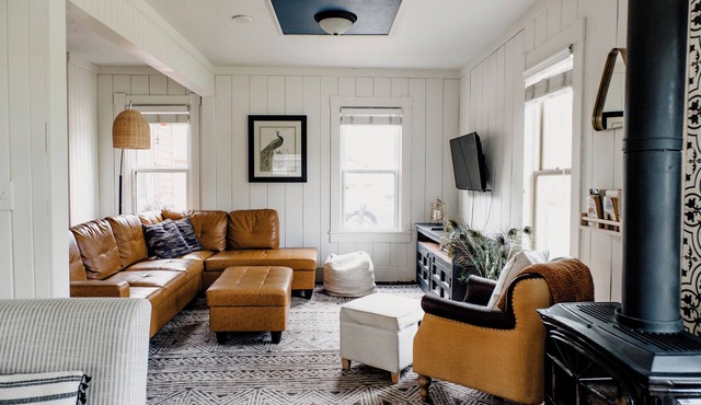 Cabin Retreat, New Hot Tub, Firepit, Eco-friendly Amenities