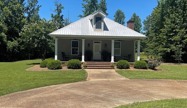 Cabin retreat on beautiful Lake Guntersville! Perfect for families/fisherman!