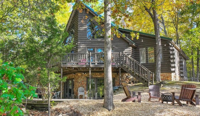 Cabin Retreat with private lake and hot tub!