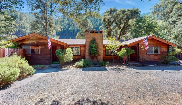 Cabin Retreat with river view, private pool & wood stove