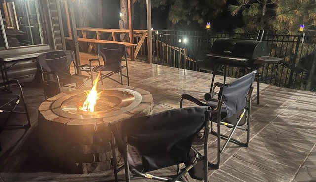 Cabin, river access, rafts, 1 bedroom and Wi-Fi, AC, Satellite T.V., Kitchen.