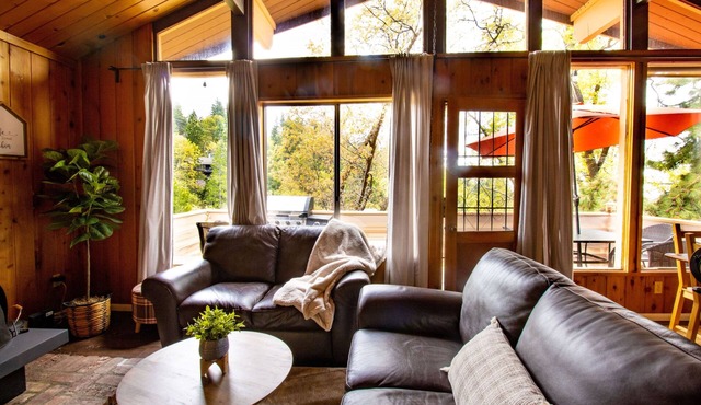 Cabin - Rustic Glam + Game Room + Views +Workspace- Minutes from attractions