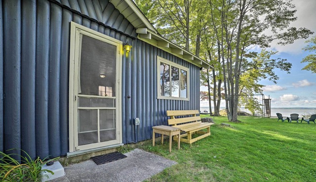 Cabin Situated on the Bank of Houghton Lake!