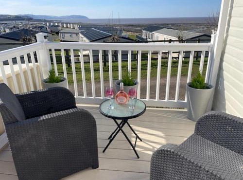 Cabin - Sleeps 4 - Pets Ok - Balcony - Parking