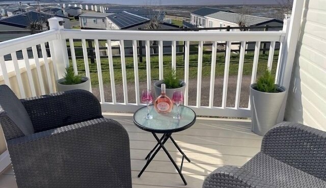 Cabin - Sleeps 4 - Pets Ok - Balcony - Parking