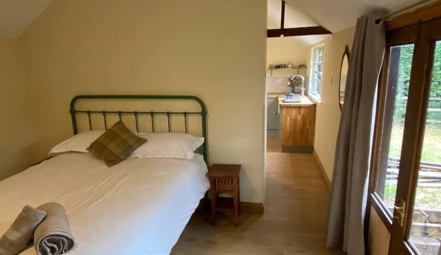 Cabin Sleeps 4 with Garden & Free Parking