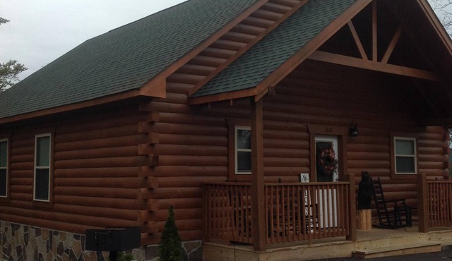 Cabin Sleeps 8 w/2 King Suites, Theater/Hot Tub/Pool Table, Small Dog Friendly!