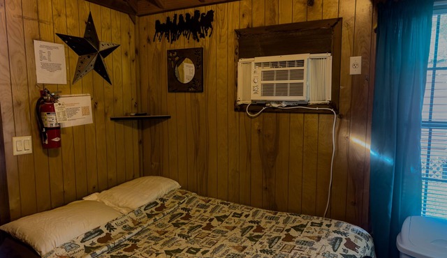 Cabin - Small on Pond