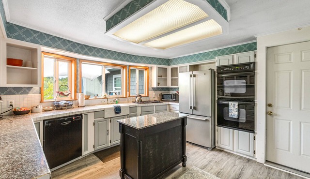 Cabin-Style Cottages w/Private Hot Tub, & View of Lagoon Deer and Harbor