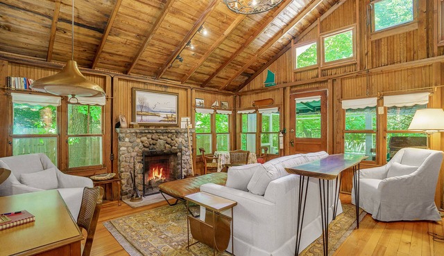 Cabin-style cottage w/full kitchen, wood-burning fireplace, and full WiFi