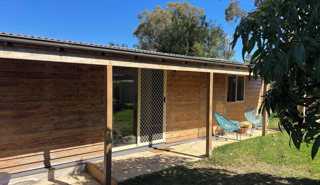 Cabin style garden studio near the lake with private access.