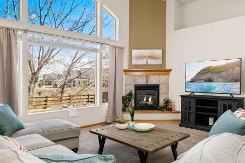 Cabin-Style Group Retreat Near RMNP, Lakes and Golf