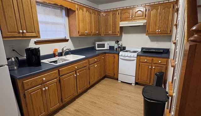 Cabin style guest house. 2 bed 1 bath, full kitchen.