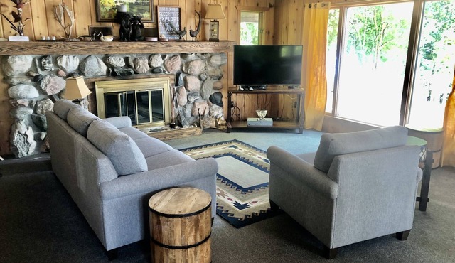 Cabin-style home near Suttons Bay. West Bay beachfront. Fireplace. Central AC
