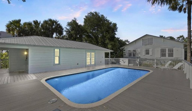 Cabin Style Pool Home w/Guesthouse! Sleeps 10!